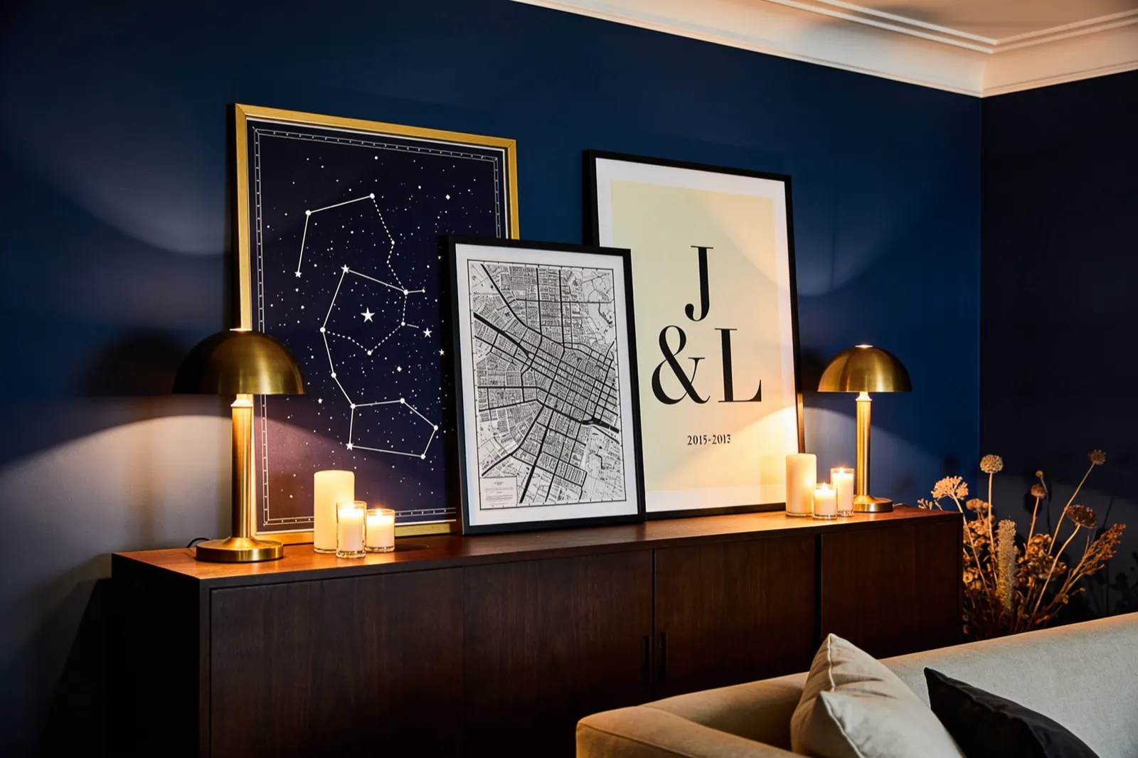 Drie verschillende gepersonaliseerde posters in een donker interieur